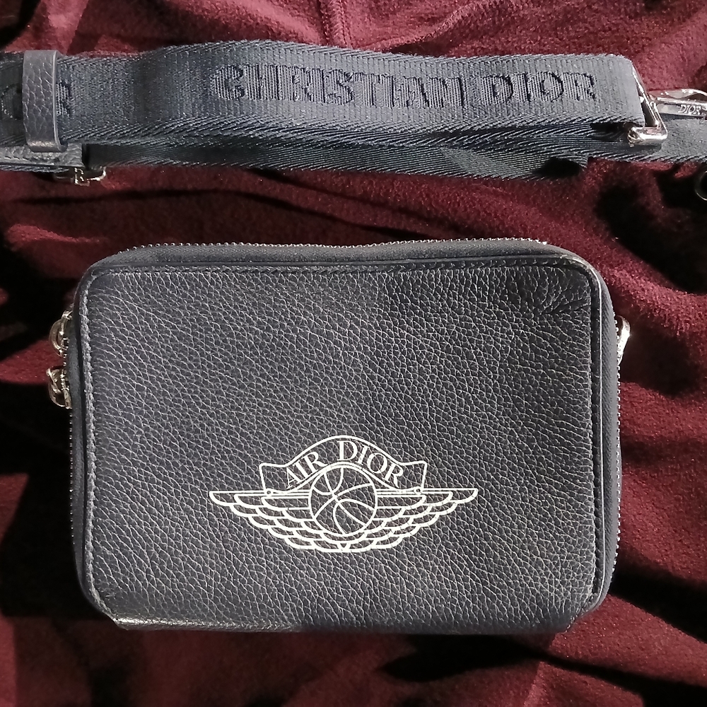 Dior x Air Jordan Messenger Pouch ( Like New ) - Picture 4 of 6